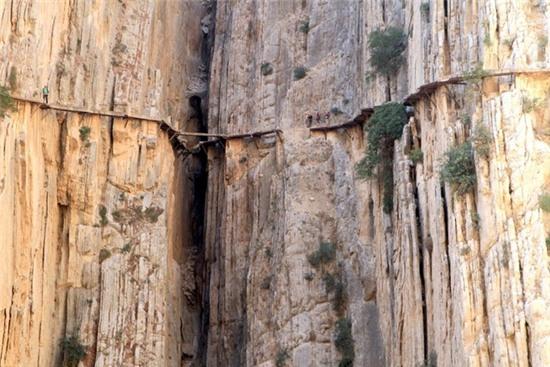 15. “Con đường nhỏ của nhà vua”, Ardales, Tây Ban Nha: Con đường mòn El Caminito del Rey bắc dọc theo hẻm núi hẹp lần đầu được các công nhân thủy điện dùng để đi lại. Đến khi Vua Alfonso XIII tới tham dự lễ khai mạc con đập Conde del Guadalhorce năm 1921, nó mới được khoác lên người cái tên quý tộc và thu hút nhiều du khách đến tham quan. Đây là một trong những con đường mòn nguy hiểm nhất thế giới.