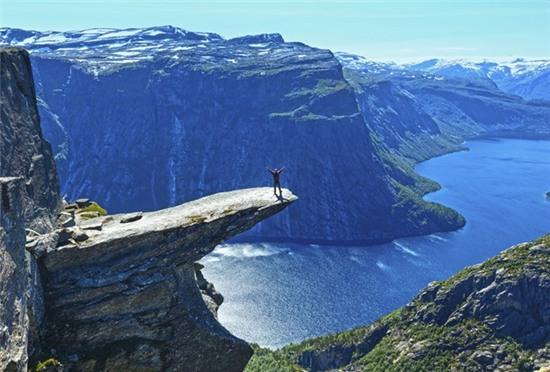 2. “The Troll’s Tongue”, Hordaland, Na Uy: Trolltunga nằm cách mặt hồ Ringedalsvatnet 701 m. Hình dáng tảng đá giống như một chiếc lưỡi khổng lồ, được tạo ra từ kỷ băng hà cách đây khoảng 10.000 năm.