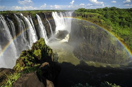 4. “Hồ bơi của quỷ,” biên giới giữa Zimbabwe và Zambia ở châu Phi: Khi nước từ thác Victoria đổ xuống giữa biên giới 2 nước và dâng lên ở mức độ nhất định, các du khách ưa thám hiểm được phép đến đây bơi lội, mặc dù nơi đây dễ xảy ra tai nạn chết người nếu trượt ngã từ độ cao 108 m.