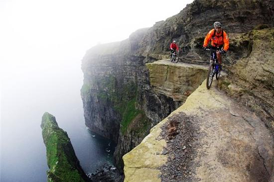 5. Vách đá Moher, Ireland: Nằm ở hạt Clare, Ireland ở độ cao 214 m so với Đại Tây Dương, đây là một trong những điểm thu hút du lịch nổi tiếng ở Ireland. Nhiều du khách ưa mạo hiểm còn cá cược mạng sống của mình khi đạp xe ở vách đá hẹp bên miệng vực.