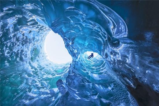 6. Hang băng Mendenhall, Juneau, Alaska: Những hang băng tuyệt đẹp này nằm trong sông băng Mendenhall dài 19 km ở thung lũng Mendenhall và chỉ có thể đến được bằng thuyền. Tuy nhiên, một nghiên cứu gần đây cho biết, sông băng đã bị rút ngắn hơn 3 km tính từ năm 1958 do hiện tượng ấm lên toàn cầu.