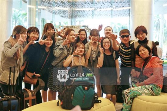 Bố mẹ Xiumin rời khách sạn, vui vẻ chụp ảnh lưu niệm cùng fan - Ảnh 2.