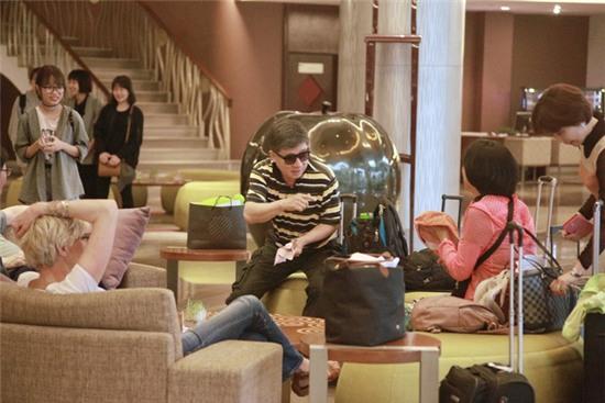 Bố mẹ Xiumin rời khách sạn, vui vẻ chụp ảnh lưu niệm cùng fan - Ảnh 3.