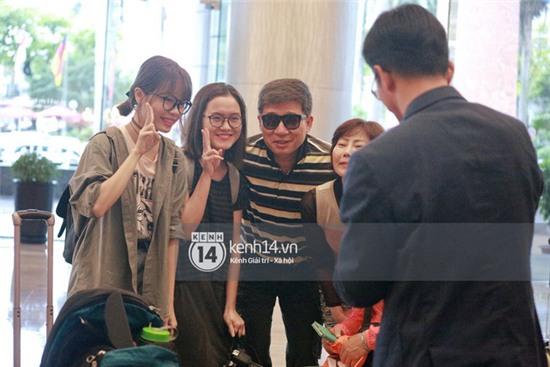 Bố mẹ Xiumin rời khách sạn, vui vẻ chụp ảnh lưu niệm cùng fan - Ảnh 4.
