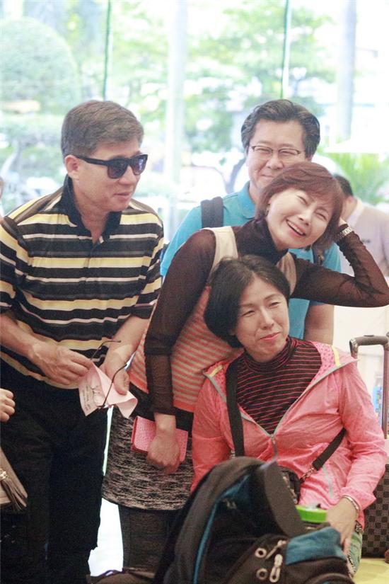 Bố mẹ Xiumin rời khách sạn, vui vẻ chụp ảnh lưu niệm cùng fan - Ảnh 7.