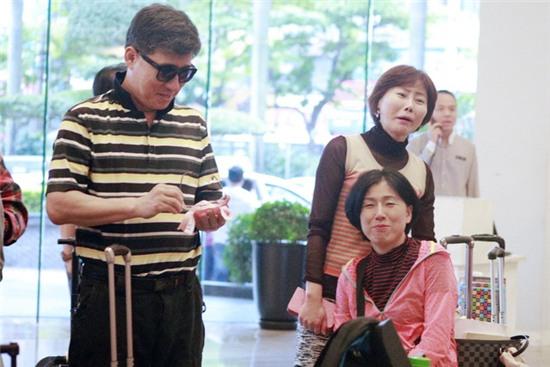 Bố mẹ Xiumin rời khách sạn, vui vẻ chụp ảnh lưu niệm cùng fan - Ảnh 8.