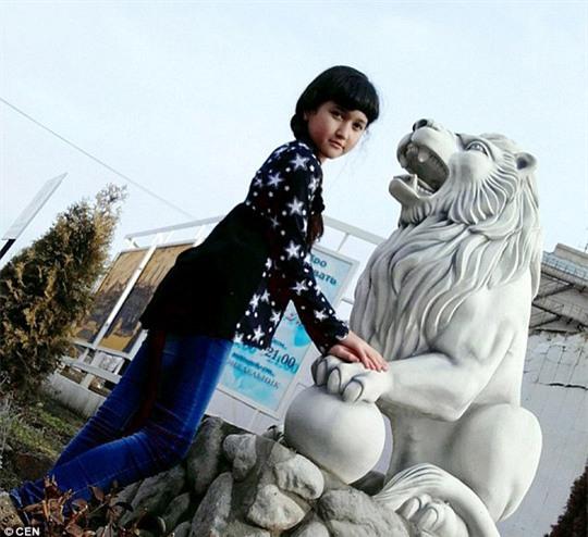 Ông nội không khỏi sốc khi phát hiện thi thể của cô cháu gái xấu số. Ảnh: Daily Mail