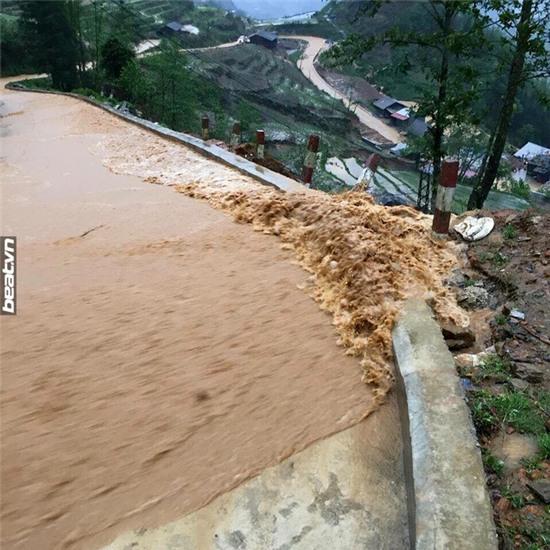 Clip: Lũ quét kinh hoàng tại bản Cát Cát, Sa Pa - Ảnh 4.