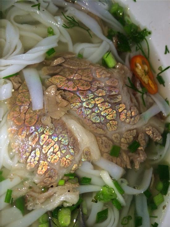 Vì sao có những miếng thịt bò lại ánh lên màu 7 sắc cầu vồng? - Ảnh 1.