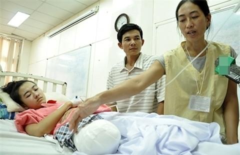 Nữ sinh Vi bị cưa chân do sự tắc trách của bác sĩ (Ảnh: Pháp luật TP HCM)