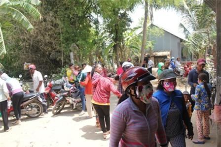 Nhiều người ở xa kéo đến để tận mắt chứng kiến cây chuối biết báo mộng