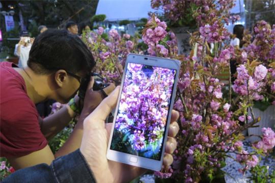 Phóng viên ảnh các cơ quan báo đài cũng không bỏ qua cơ hội ngàn năm có một này