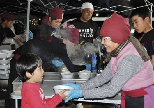 Câu chuyện về chiếc xe trả nghĩa và tình đoàn kết của người Nhật trong hoạn nạn - Ảnh 2.