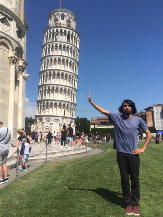 Loạt hình chế có tâm dành cho anh chàng nhờ chỉnh ảnh chạm tay vào Tháp Nghiêng - Ảnh 1.