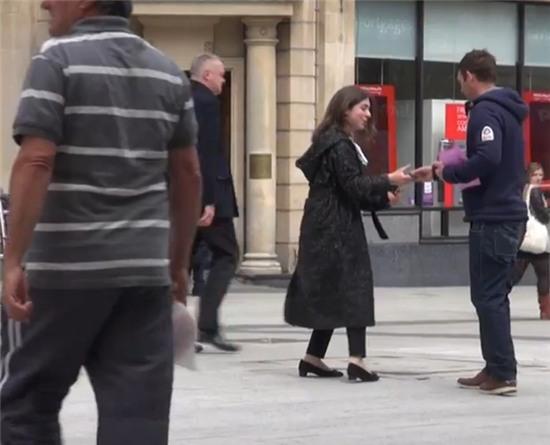 Khi nhìn thấy chiếc ví, họ lập tức đưa cho người đánh rơi.