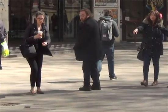 Tất cả những người đi qua nhìn thấy chiếc ví rơi đều trả lại chủ nhân.