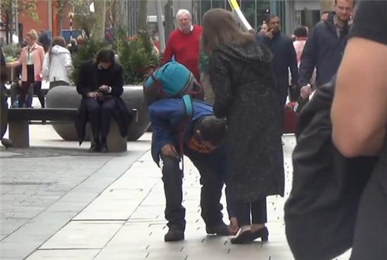 Không chỉ gọi người đánh rơi quay lại, anh thanh niên này còn cúi xuống nhặt từng đồng xu dưới đất.