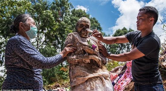 Rợn tóc gáy với nghi lễ đào mộ và mặc quần áo mới cho người chết tại Indonesia - Ảnh 3.