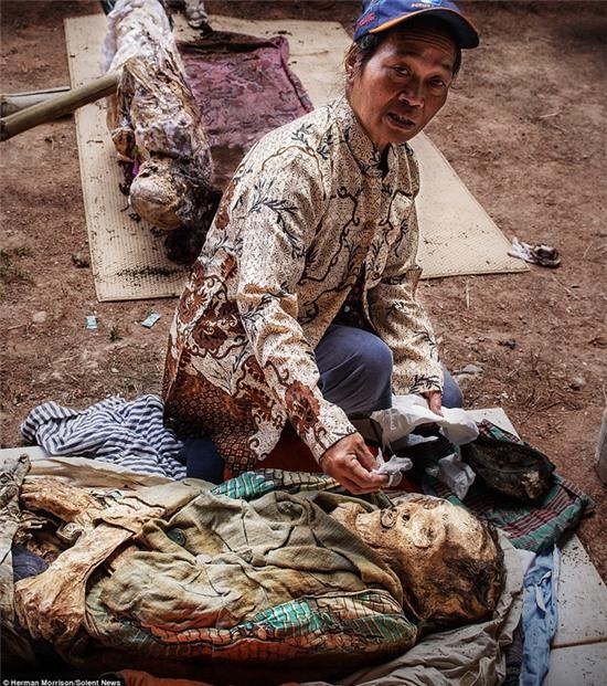 Rợn tóc gáy với nghi lễ đào mộ và mặc quần áo mới cho người chết tại Indonesia - Ảnh 6.