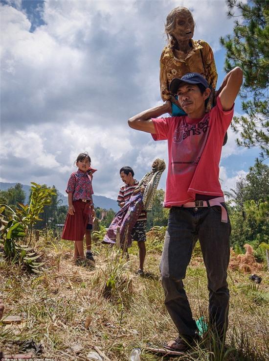 Rợn tóc gáy với nghi lễ đào mộ và mặc quần áo mới cho người chết tại Indonesia - Ảnh 7.