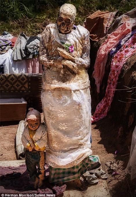 Rợn tóc gáy với nghi lễ đào mộ và mặc quần áo mới cho người chết tại Indonesia - Ảnh 9.