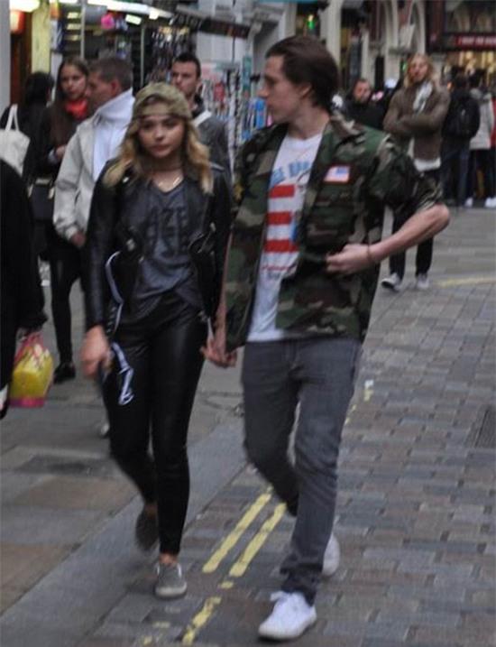 hot-boy-nha-becks-va-ban-gai-hon-tuoi-tay-trong-tay-tren-pho-1