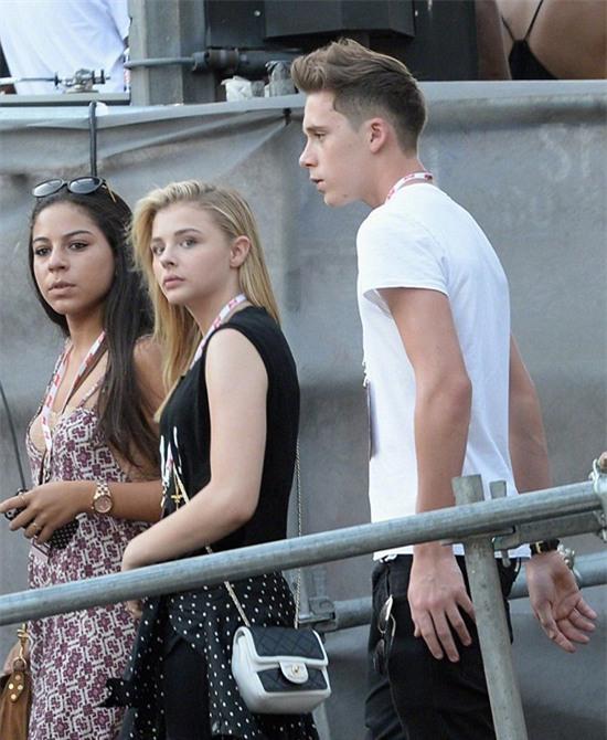 hot-boy-nha-becks-va-ban-gai-hon-tuoi-tay-trong-tay-tren-pho-6