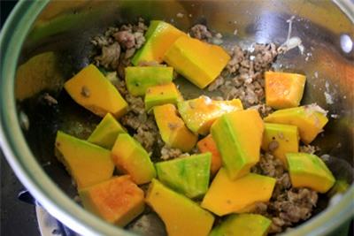 canh-nam-bao-ngu-nau-bi-do-thit-bam-4