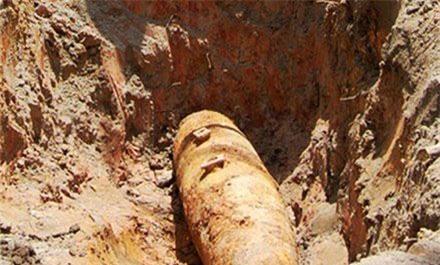 Phat hien qua bom 500 kg khi dao ao hinh anh