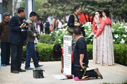 gai tre tao dang chup anh bi