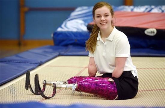 Co be cut chan, tay tro thanh quan quan nhao lon hinh anh 1