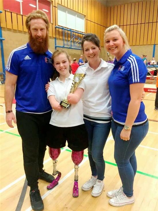 Co be cut chan, tay tro thanh quan quan nhao lon hinh anh 2