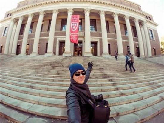 Anh cũng thường xuyên chia sẻ những bức ảnh chụp của mình tại mọi địa điểm nổi tiếng.