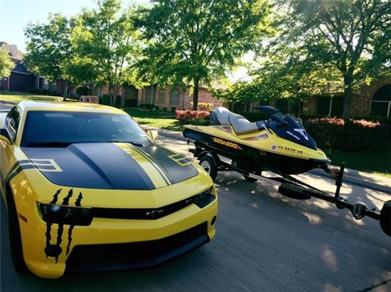 Anh chàng còn khiến bạn bè trầm trồ vì chiếc xe hơi đắt tiền của mình.