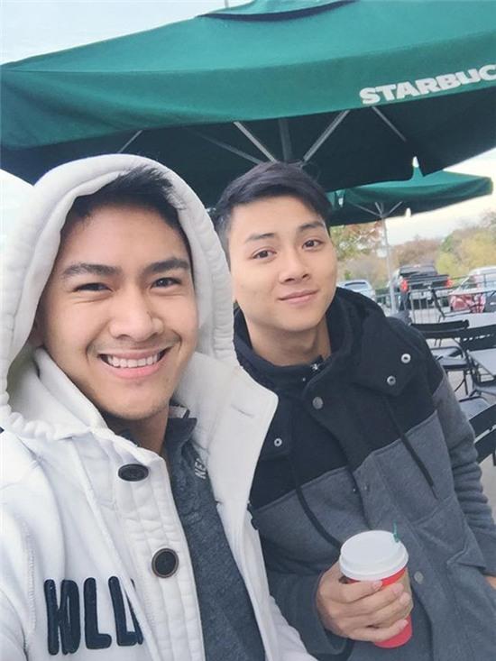 Thành Vinh rất thân thiết với con trai nuôi Hoài Linh và gọi Hoài Lâm là Anh hai.