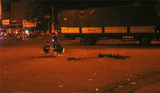 Nam rap xuong dat khi thanh nien quang min ra duong hinh anh 2