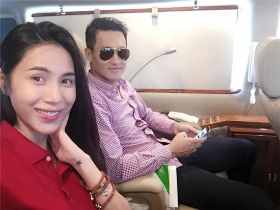 Công Vinh bất ngờ tặng siêu xe gần 5 tỷ cho bà xã Thủy Tiên - Ảnh 1.