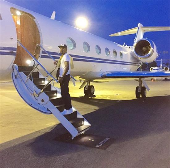 Mayweather chơi sang dùng hai máy bay trong chuyến đi vòng quanh thế giới.