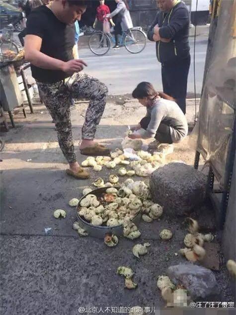 Đưa sai vị bánh bao, người bán hàng khốn khổ bị khách giẫm nát từng chiếc - Ảnh 1.