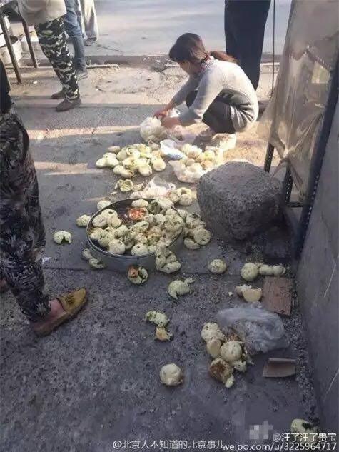 Đưa sai vị bánh bao, người bán hàng khốn khổ bị khách giẫm nát từng chiếc - Ảnh 3.