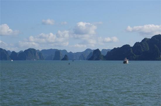 11. Những di sản thiên nhiên thế giớiViệt Nam được mệnh danh là quốc gia di sản với nhiều cảnh quan được UNESCO công nhận như cố đô Huế, vịnh Hạ Long, thánh địa Mỹ Sơn, phố cổ Hội An, vườn quốc gia Phong Nha - Kẻ Bàng, khu trung tâm Hoàng thành Thăng Long, thành nhà Hồ Thanh Hóa, quần thể danh thắng Tràng AnQuan điểm của các chân trời thật là tuyệt vời, đặc biệt là vào lúc hoàng hôn, trên cả nước. Các vista núi hình ở đây - đầy undulations sắc nét, như vai đứng cạnh nhau - là ở tỉnh Quảng Bình ở miền Trung Việt Nam.