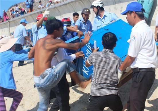 BIỂN vŨNG TÀU, CẤM BUÔN BÁN, NGƯỜI DÂN, CHÍNH QUYỀN, LỢI ÍCH