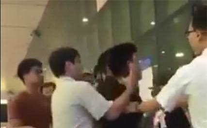 Thanh nien nho nuoc bot vao nhan vien san bay gay bat binh hinh anh 2