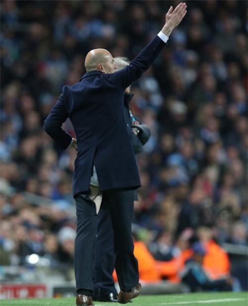 hlv-zidane-rach-toac-quan-van-hang-say-chi-dao