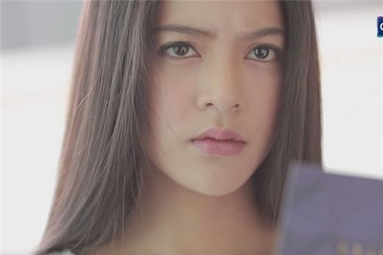 Apinya Sakuljaroensuk vào vai Lee trong ''Tình yêu không có lỗi