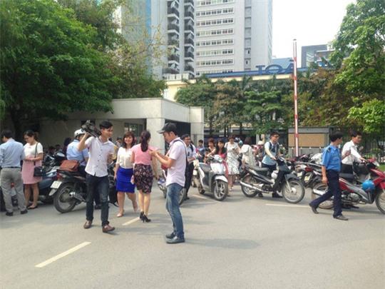 Hàng trăm phóng viên tập trung tại cổng Bộ TN-MT từ 14 giờ chiều