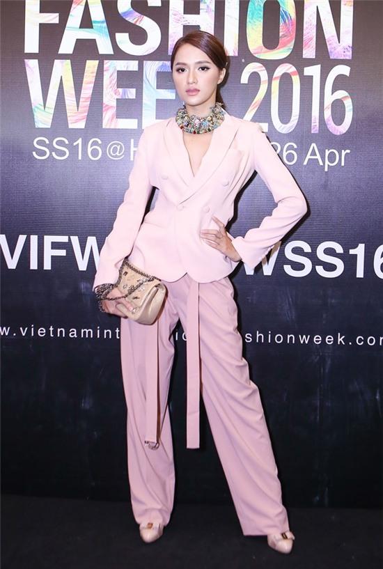 Luong Bich Huu mac xau nhat Tuan le thoi trang hinh anh 8