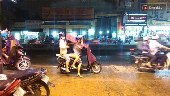 Sau bao ngày chờ đợi, Sài Gòn đã đón cơn mưa đầu tiên giải nhiệt mùa nóng - Ảnh 3.