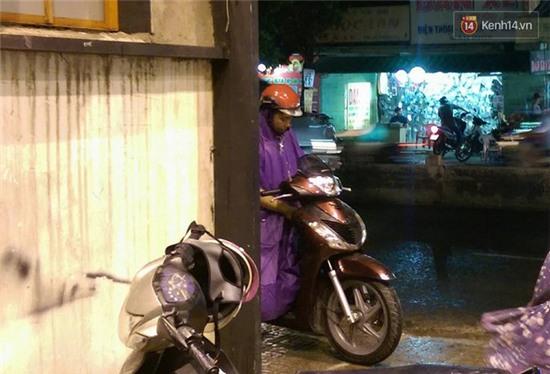 Sau bao ngày chờ đợi, Sài Gòn đã đón cơn mưa đầu tiên giải nhiệt mùa nóng - Ảnh 4.