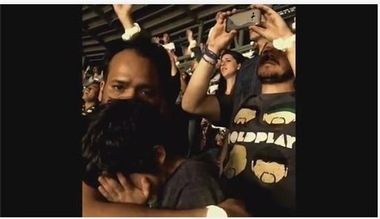 Cau be tu ky bat khoc trong show dien cua Coldplay hinh anh 1